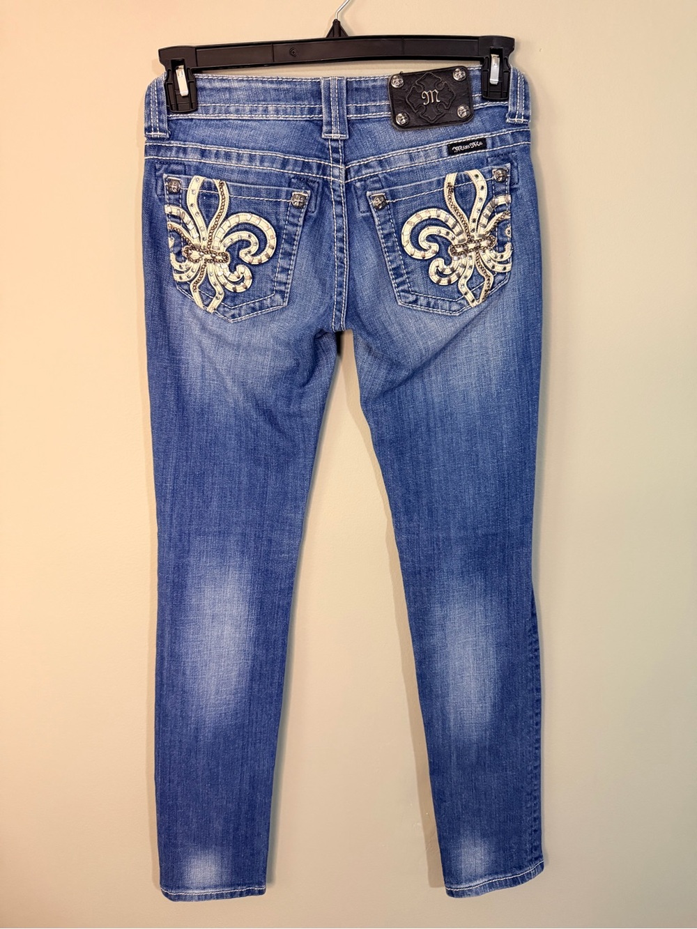 Gorgeous Vintage Miss Me Skinny Jeans Embellished Fleur-Back 31-1/2” Inseam